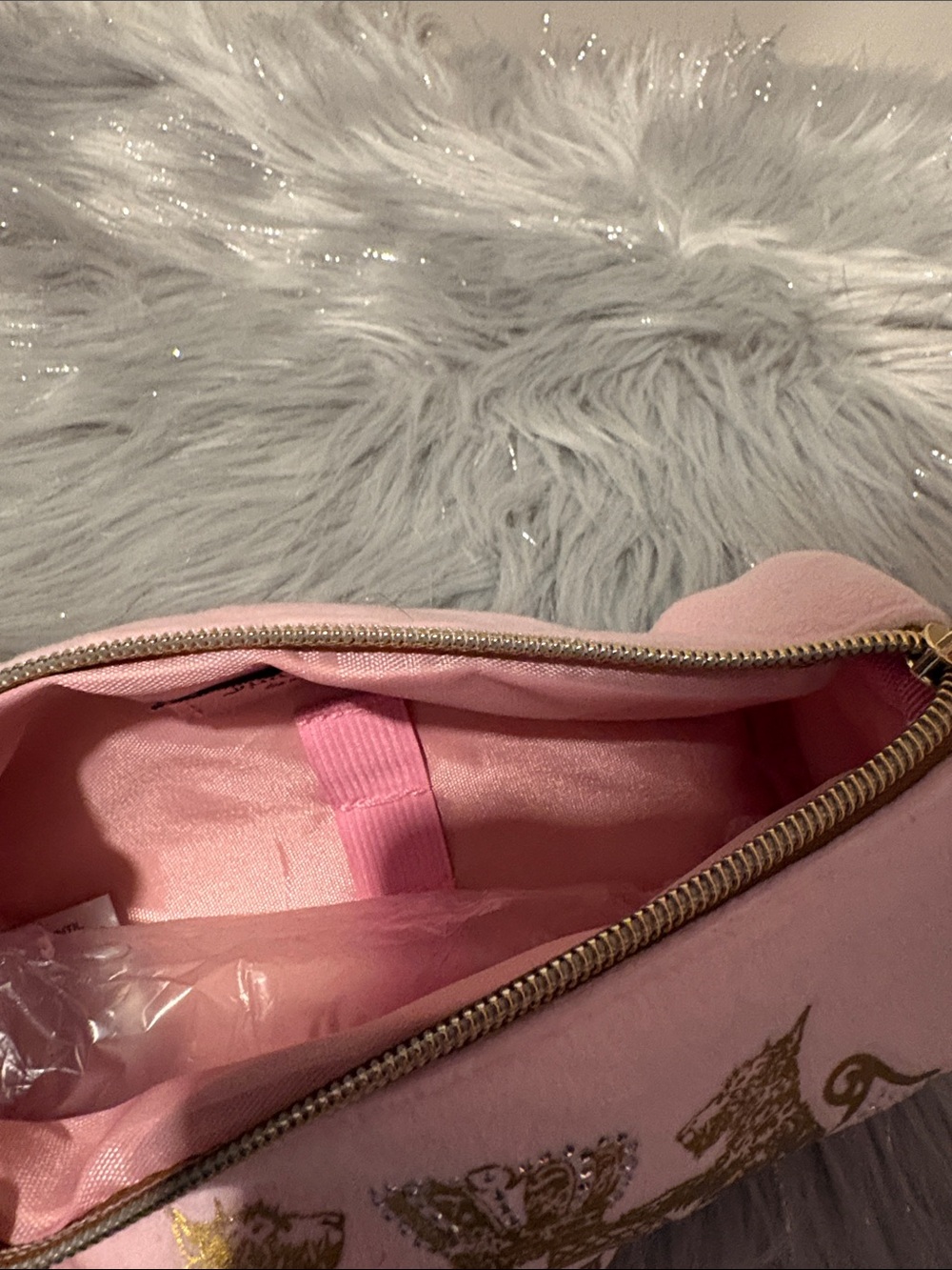 BNWT Juicy Couture Pink Velvet Cosmetic Pouch with Gold Crest - Picture 3 of 5